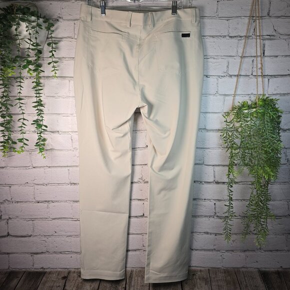 GREG NORMAN MENS GOLF SHORTS KHAKI SIZE 35 X 32 NWOT - Picture 3 of 7